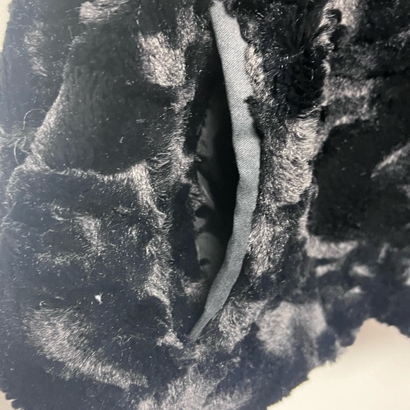 Faux Fur black Vest - Picture 4 of 4